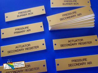 Goudkleurige aluminium plaatjes graveren.